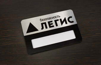 бейдж с логотипом и окном