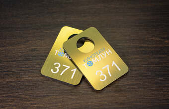 квадратный пластиковый номерок